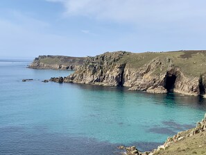 Un paisaje costero con acantilados rocosos y un mar azul cristalino.