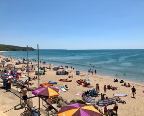 鄰近海灘、海灘浴巾