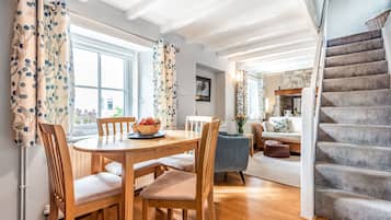 Traditional Cottage, 1 King Bed, Lake View | Living area