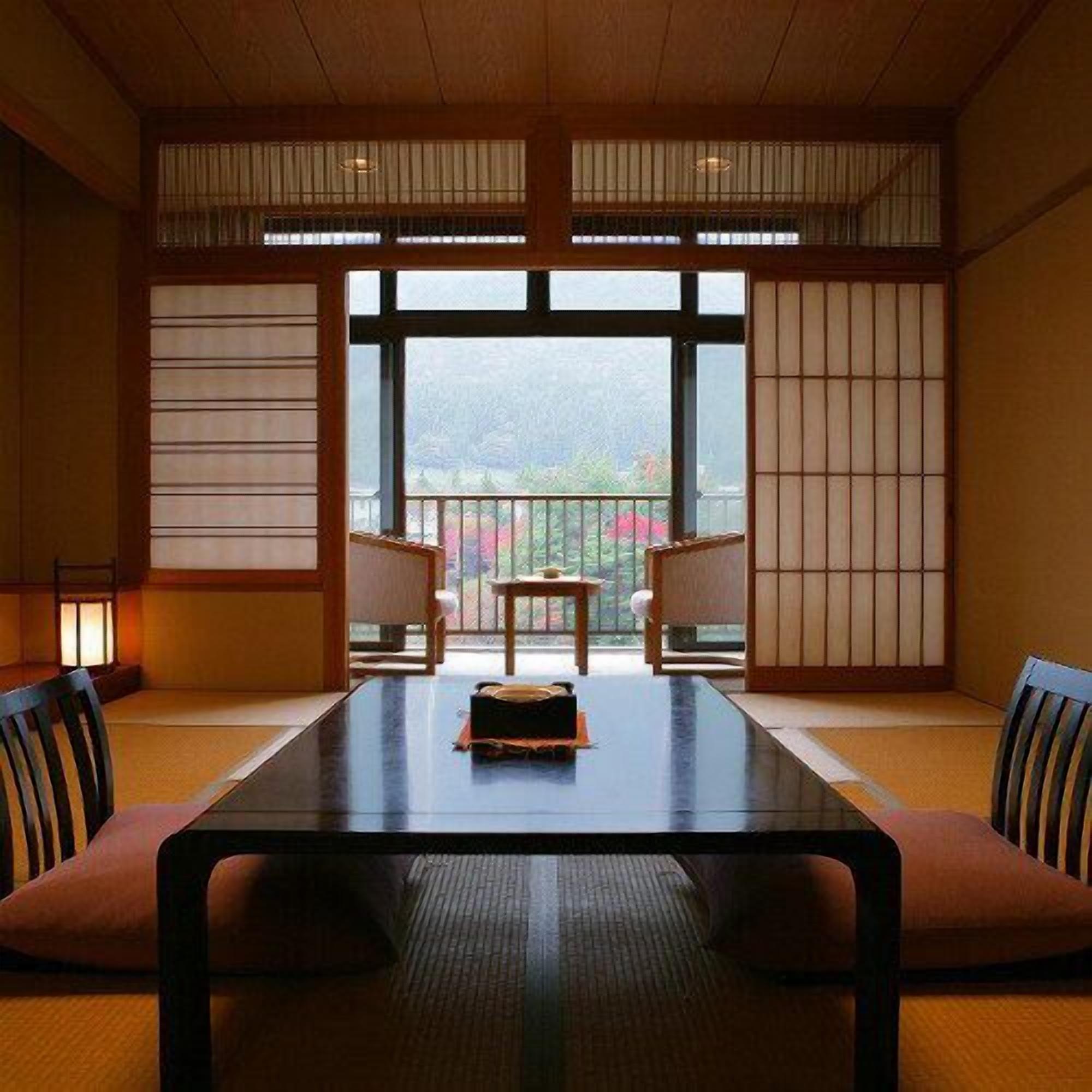 Ein traditioneller japanischer Raum mit Tatami-Böden, einem niedrigen Tisch und gleitenden Türen.