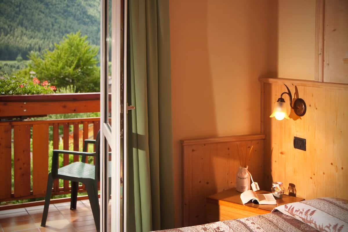 Standaard kamer, 1 twee- of 2 eenpersoonsbedden | Een minibar, een bureau, een strijkplank/strijkijzer, gratis wifi