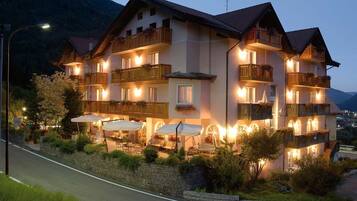 Fassade der Unterkunft – Abend/Nacht