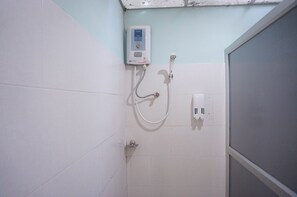 Standard Double Room | Bathroom shower - OK Hotel (Chumphon)