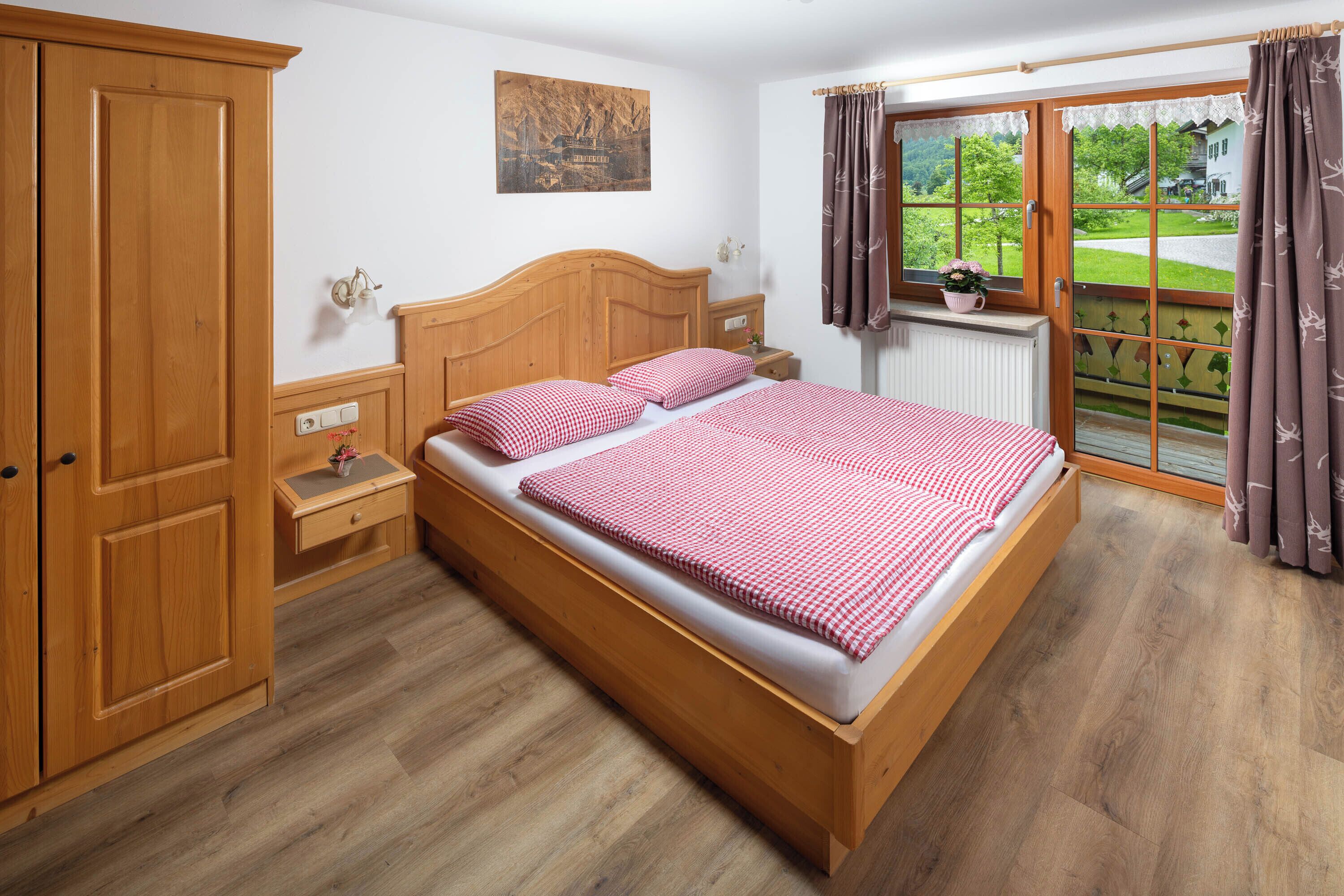 2 bedrooms, internet, bed sheets