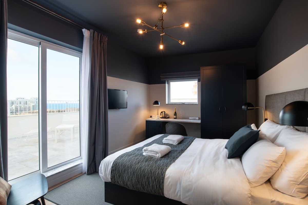 deluxe double room (with roof top terrace and hot tub) | 1 bedroom, premium bedding, minibar, in-room safe