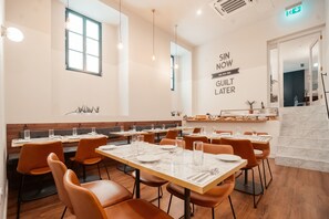 Petit déjeuner continental (15 EUR par personne)