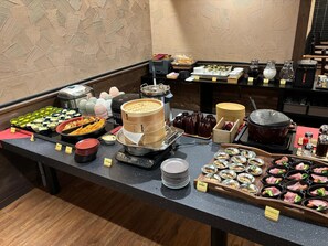 Un buffet proposant une variété de plats et d’ustensiles de cuisine.
