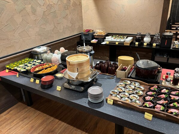 A buffet with various food items and cooking equipment. - Sentia Hotel Naito (Kofu)