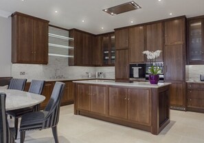 Apartment, 4 Bedrooms | Private kitchen | Full-sized fridge, microwave, oven, stovetop