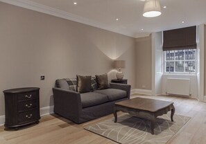 อพาร์ทเมนท์, 4 ห้องนอน | บริเวณนั่งเล่น | ทีวีจอแบน, เครื่องเล่นดีวีดี