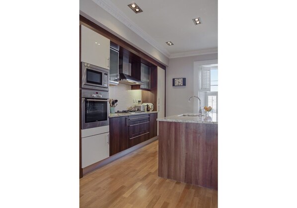 Apartemen, 2 kamar tidur | Dapur pribadi | Lemari es besar, microwave, oven, dan kompor