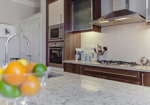 Apartemen, 2 kamar tidur | Dapur pribadi | Lemari es besar, microwave, oven, dan kompor