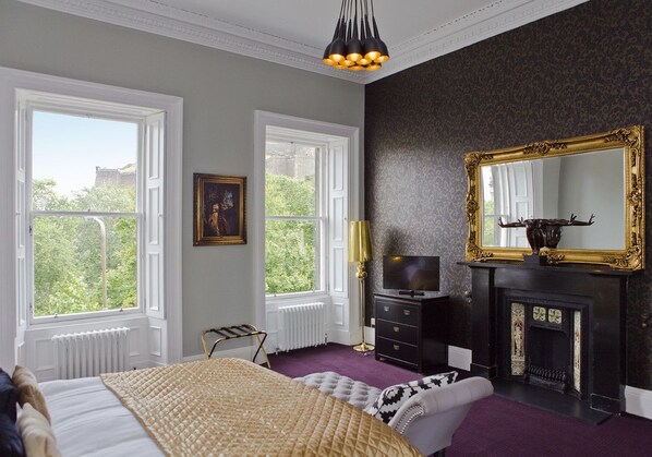Apartment, 3 Bedrooms | 3 bedrooms, iron/ironing board, free WiFi, bed sheets - The Edinburgh Castle Suite (Edinburgh)