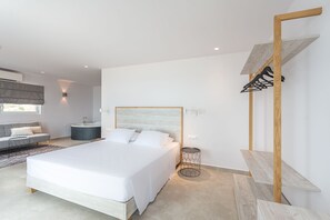 Un dormitorio moderno con una cama grande, una mesita de noche, un espejo redondo y un estante empotrado.
