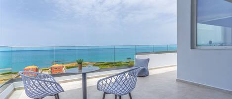 Studio suite, uitzicht op zee | Balkon