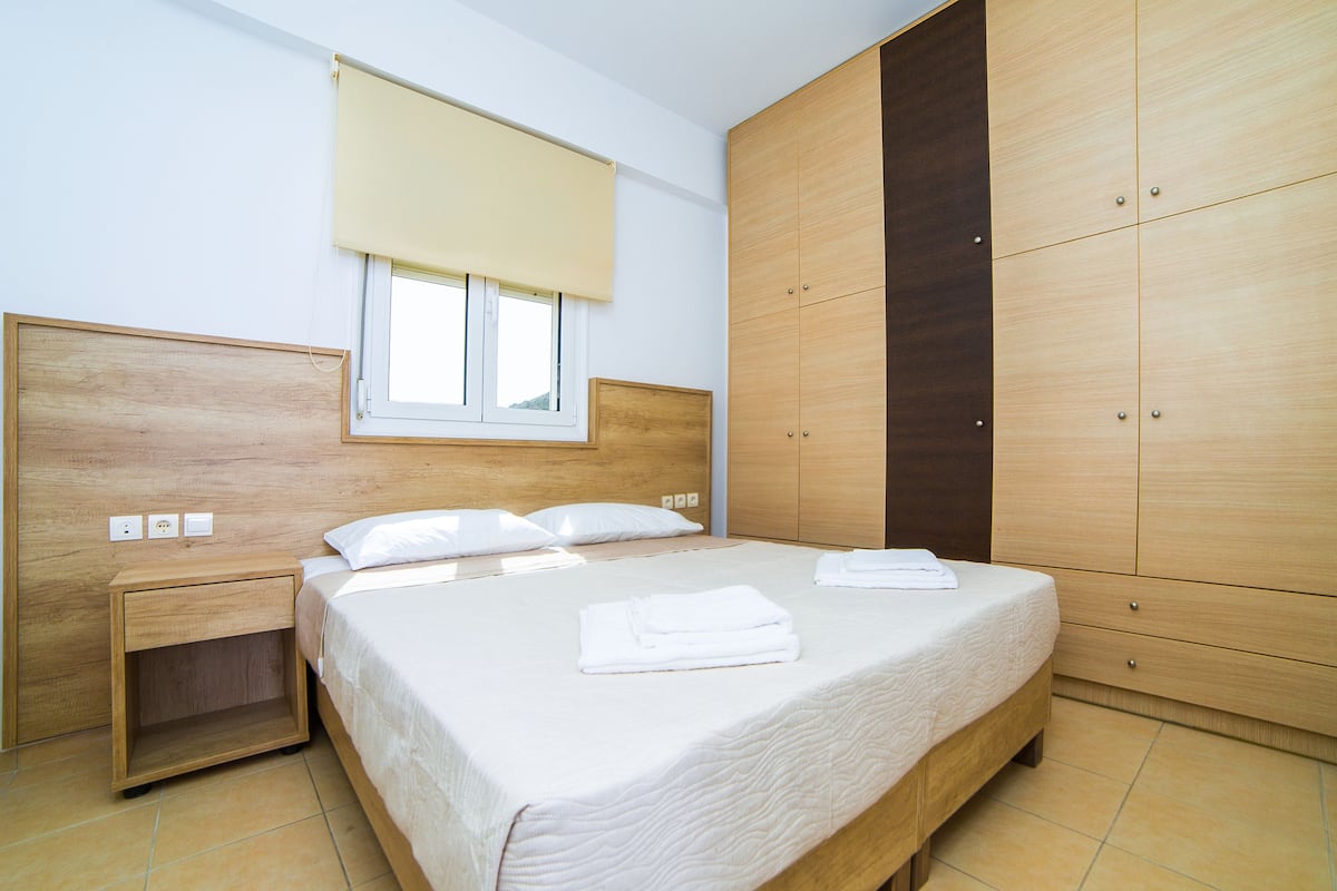 1 bedroom, in-room safe, iron/ironing board, free WiFi