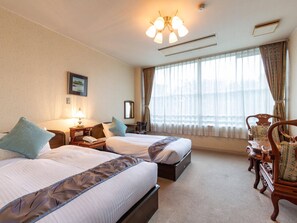 غرفة لفردين (Western Style) | خزنة داخل الغرفة وستائر تعتيم ومكواة/لوح كي