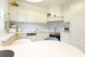 Kühlschrank, Mikrowelle, Ofen, Geschirrspüler
