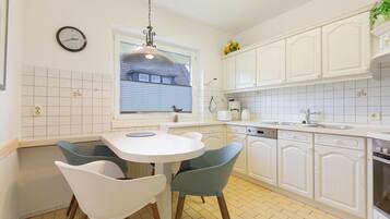 Kühlschrank, Mikrowelle, Ofen, Geschirrspüler