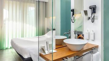 Exclusive Suite, 2 Bedrooms, 2 Bathrooms, Sea View | Minibar, soundproofing, free cribs/infant beds, free WiFi