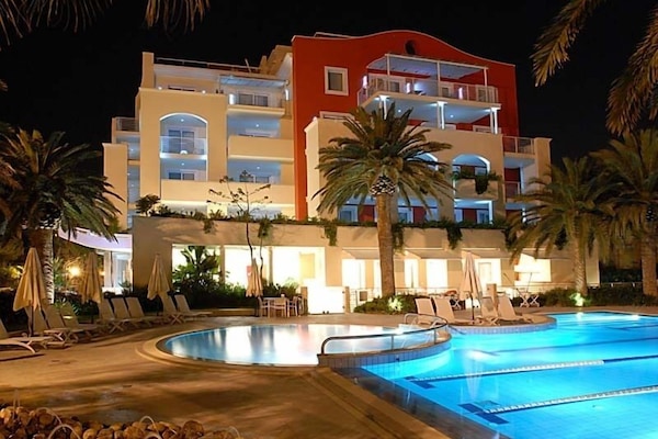 Bagian depan properti - sore/malam