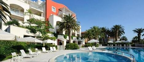 Ulkouima-allas, aurinkotuoleja