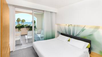Suite familiar, 2 habitaciones, 2 baños, vista al mar | Minibar, insonorización, cunas gratuitas y wifi gratis