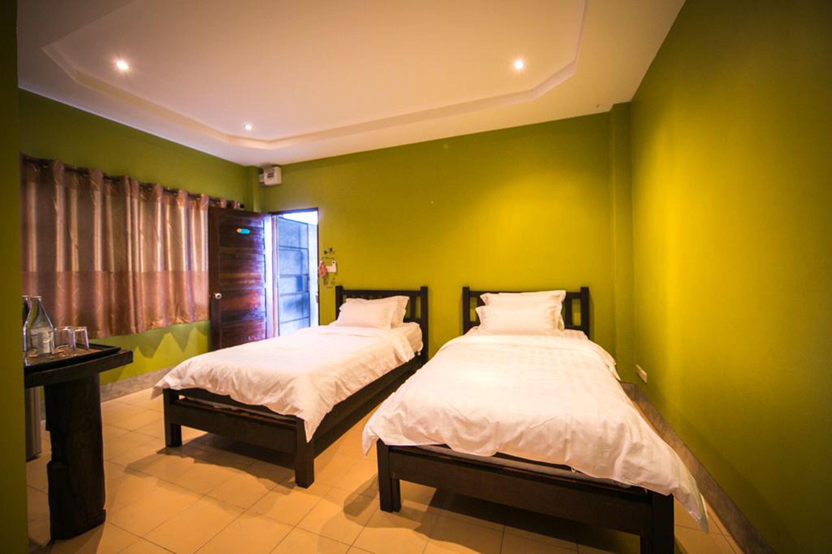 Minibar, una scrivania, ferro/asse da stiro, Wi-Fi gratuito