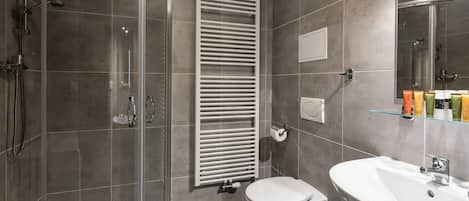 Dúplex | Baño | Regadera, regadera con hidromasaje, amenidades de baño gratuitas