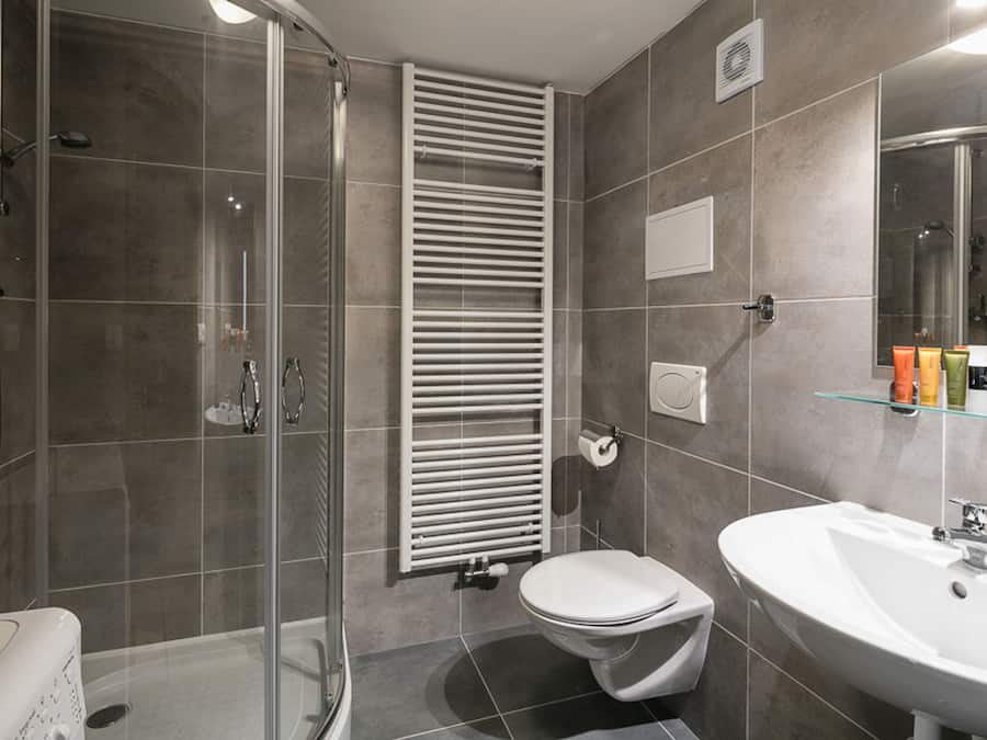 Alloggio su due livelli | Bagno | Doccia, doccia idromassaggio, set di cortesia gratuito, asciugacapelli