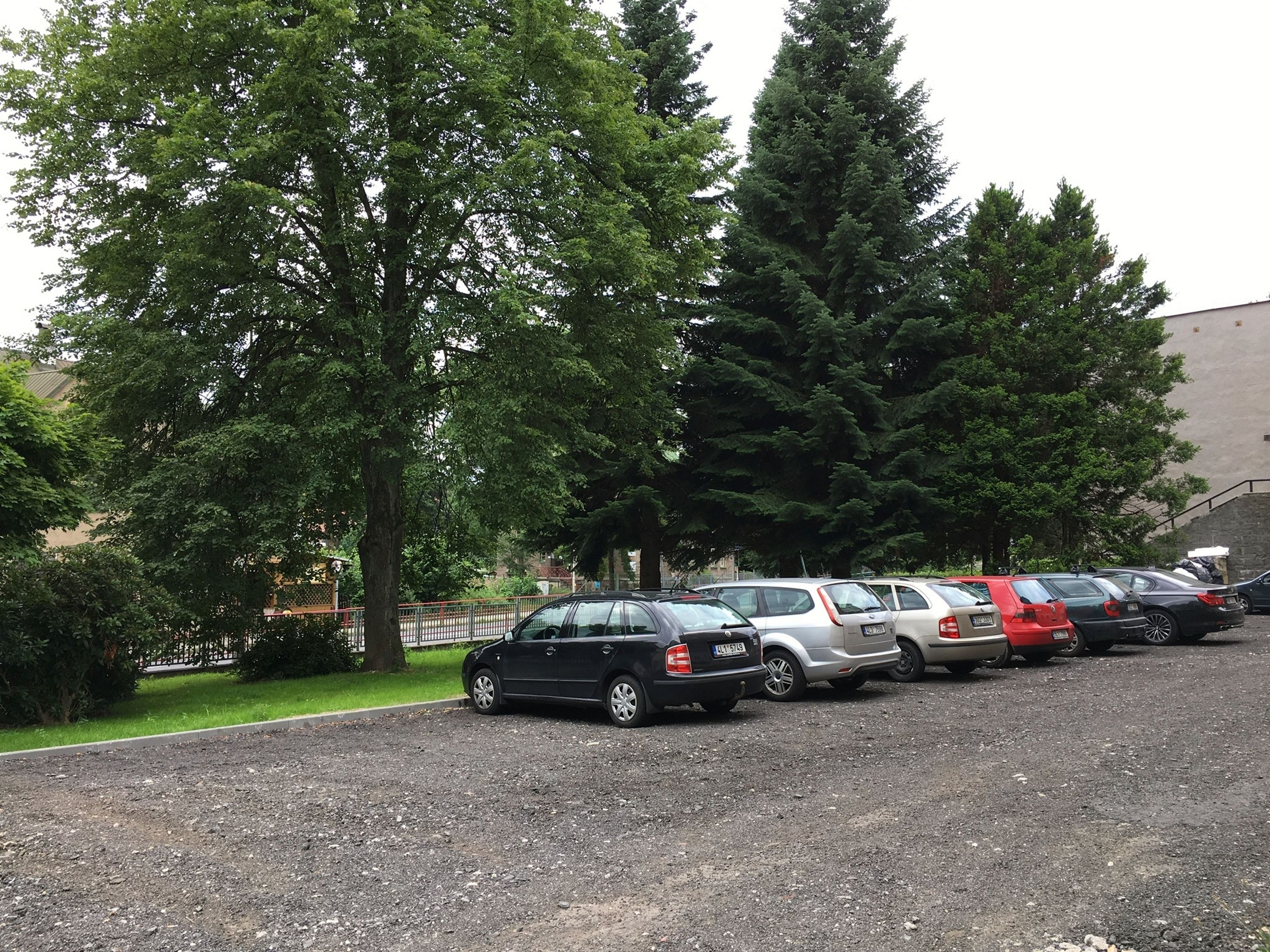 Um estacionamento com vários carros estacionados.