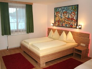 1 bedroom, desk, WiFi