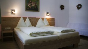 1 bedroom, desk, WiFi