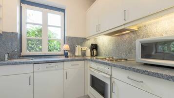 Kühlschrank, Mikrowelle, Ofen, Geschirrspüler