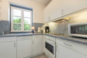 Kühlschrank, Mikrowelle, Ofen, Geschirrspüler