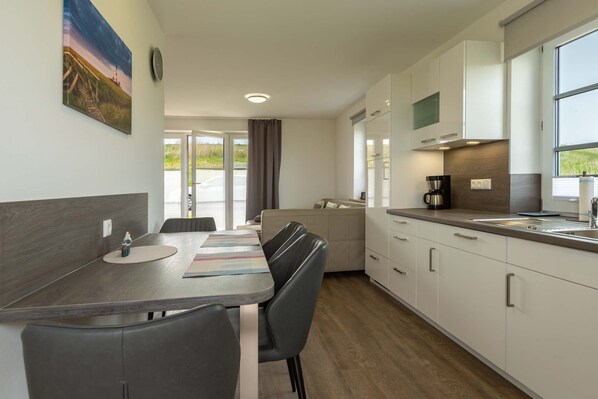 Kühlschrank, Mikrowelle, Ofen, Geschirrspüler