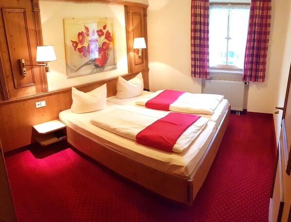 2 عدّة غرف نوم وخدمة الإنترنت وملاءات أسرّة