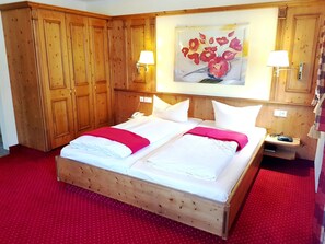 2 عدّة غرف نوم وخدمة الإنترنت وملاءات أسرّة