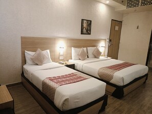 Family Suite | In-room safe, desk, soundproofing, iron/ironing board - The Solitaire Express (Dehradun)