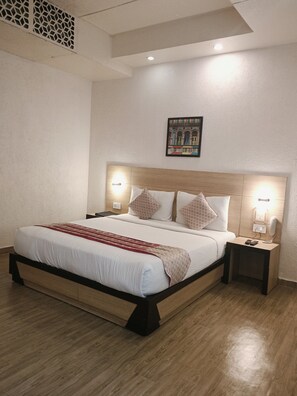 In-room safe, desk, soundproofing, iron/ironing board - The Solitaire Express (Dehradun)