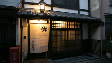 Mặt tiền nơi lưu trú - ban đêm