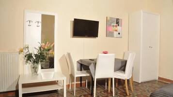 Apartment, 2 Bedrooms, Non Smoking, Kitchenette | 2 bedrooms, minibar, in-room safe, desk