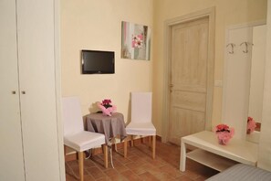 Apartamento, 2 habitaciones, no fumadores, cocina básica | Minibar, caja fuerte, escritorio y sistema de insonorización