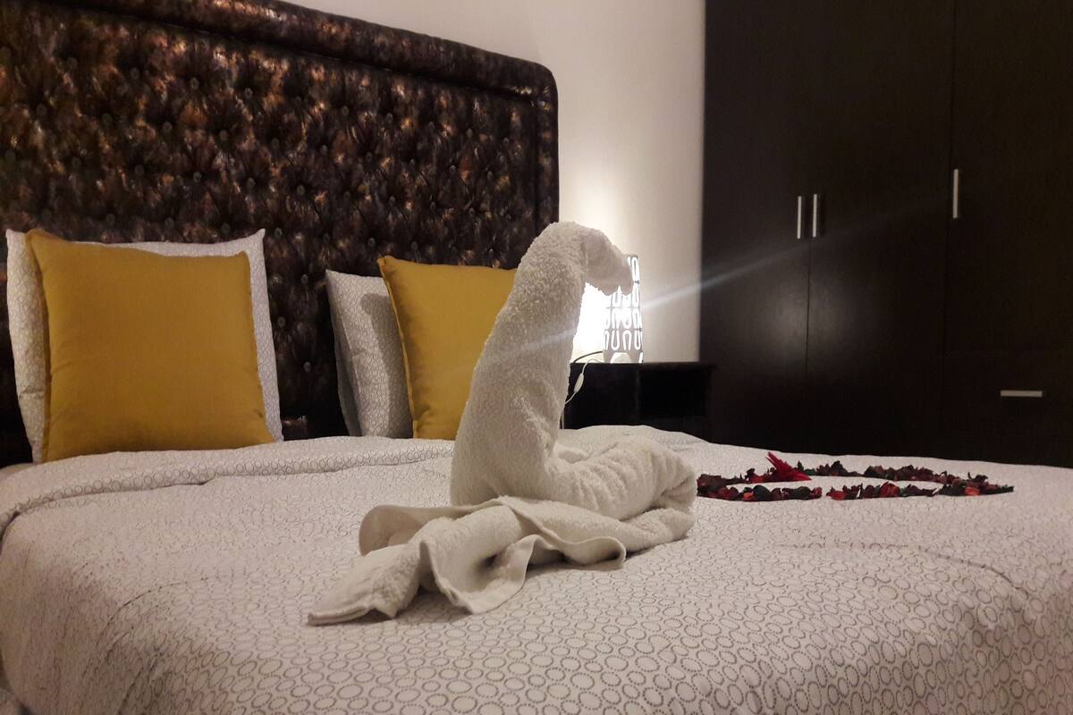 Căn hộ trung tâm thành phố, 2 phòng ngủ | 2 phòng ngủ, bàn, màn/rèm cản sáng, bàn ủi/dụng cụ ủi quần áo