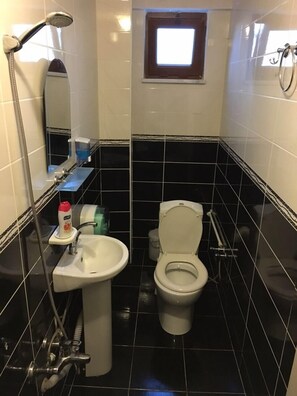 Douche, articles de toilette gratuits, sèche-cheveux, chaussons