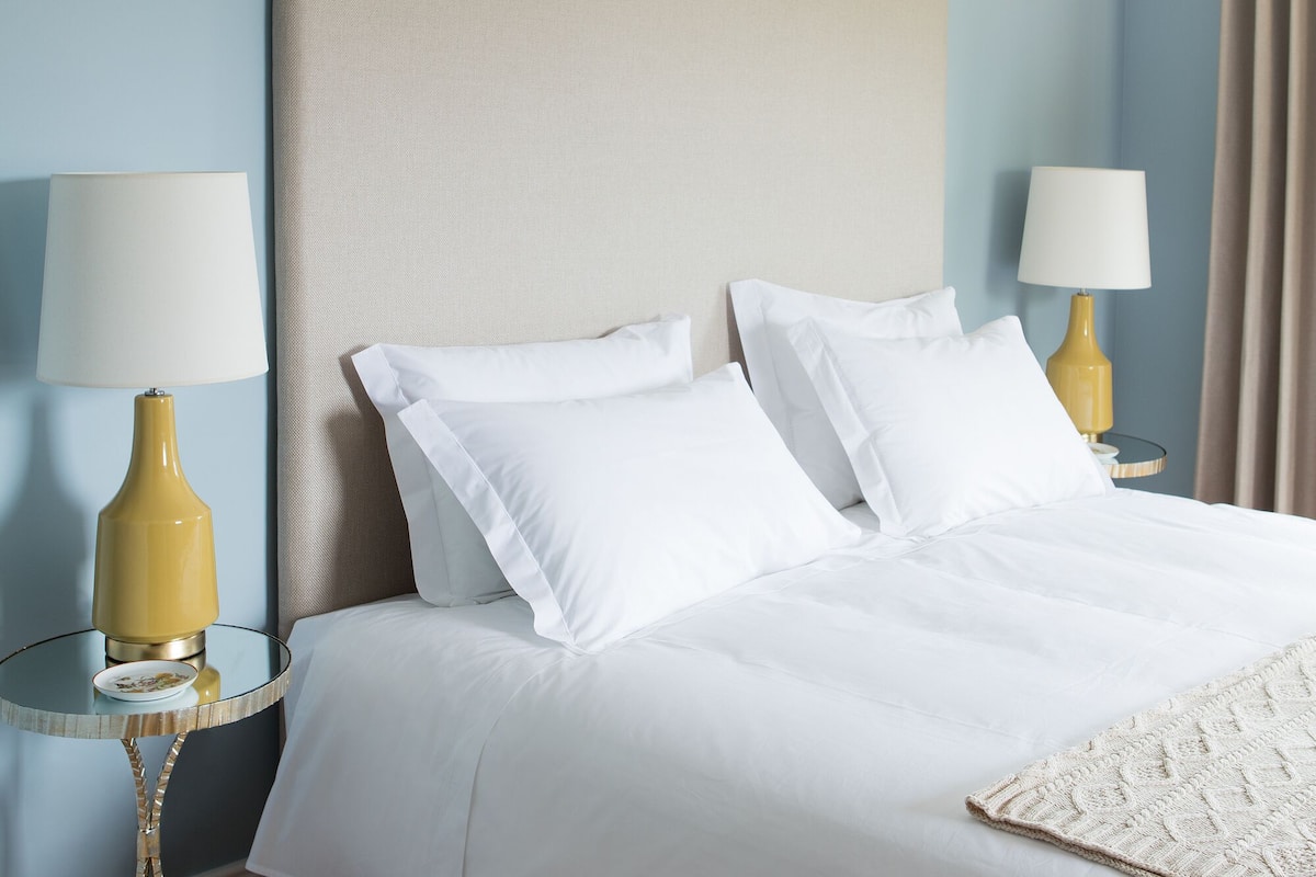 Exclusieve kamer, 1 twee- of 2 eenpersoonsbedden, uitzicht op rivier | Luxe beddengoed, een bureau, geluiddichte muren, gratis wifi