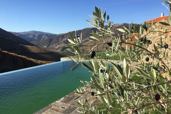 Piscine extérieure, parasols de plage