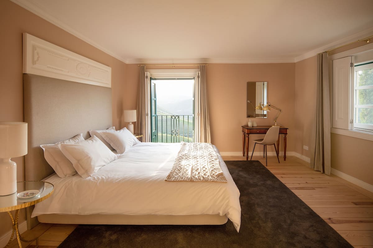 Exclusive-Doppel- oder -Zweibettzimmer, Flussblick | Hochwertige Bettwaren, Schreibtisch, schallisolierte Zimmer