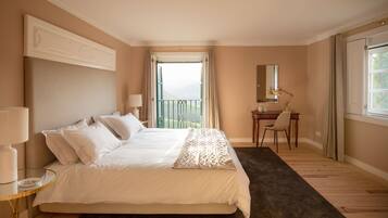 Exklusivt dubbelrum eller tvÄbÀddsrum - utsikt mot floden | SÀngtillbehör av högsta kvalitet, skrivbord och ljudisolering