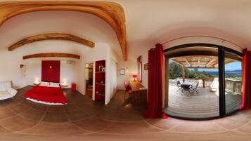 In-room safe, soundproofing, free WiFi, bed sheets